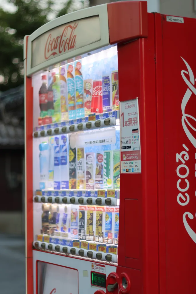 夕方に撮影したCoca-Colaの自動販売機。Canon R7と50mm単焦点レンズによるスナップ。