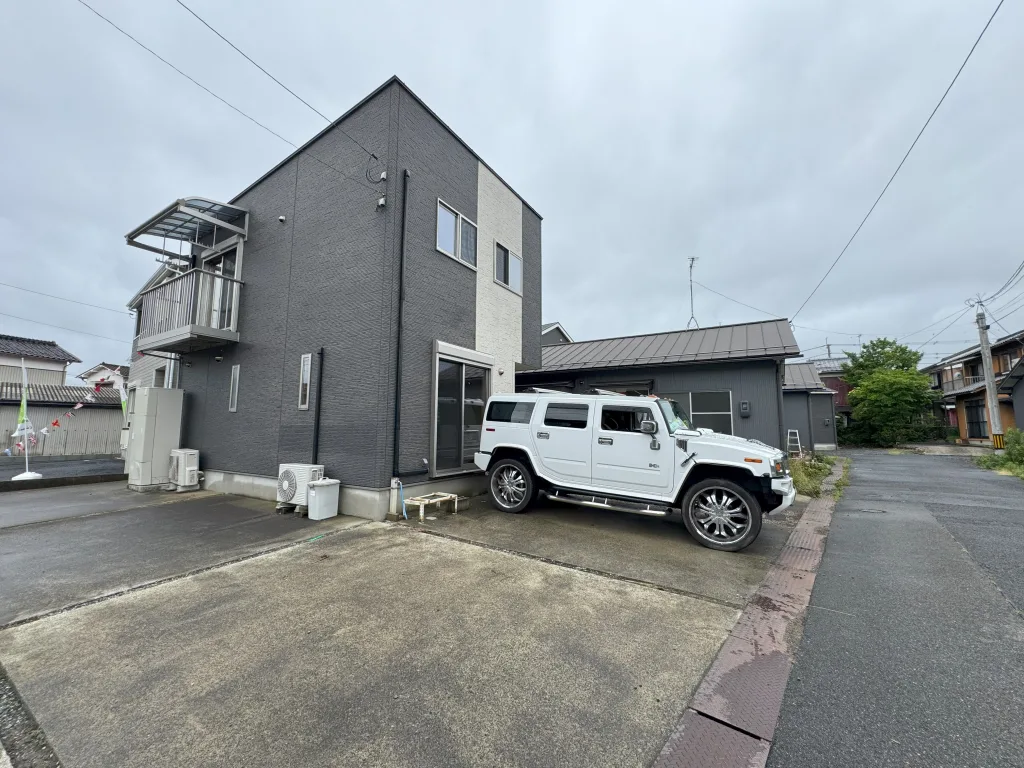 築8年・オール電化・駐車場付きの戸建て賃貸住宅と白いハマー