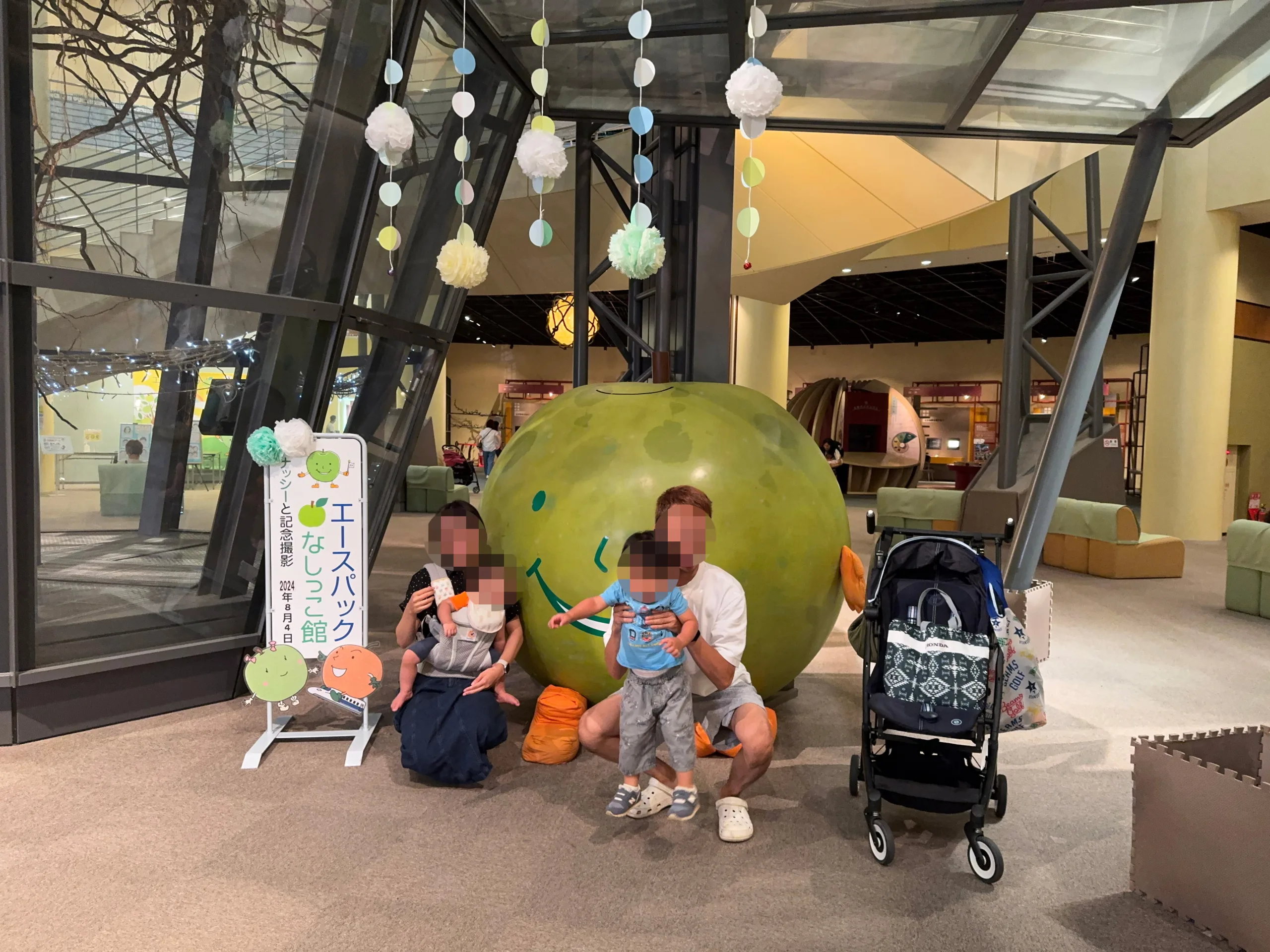 エースパック「なしっこ館」で記念撮影する家族