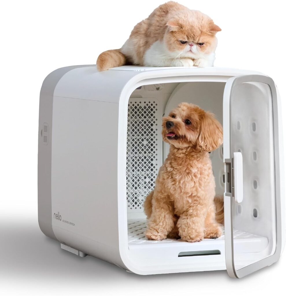 ペット用ドライハウス「nello」に入る犬と上に乗る猫の可愛いツーショット