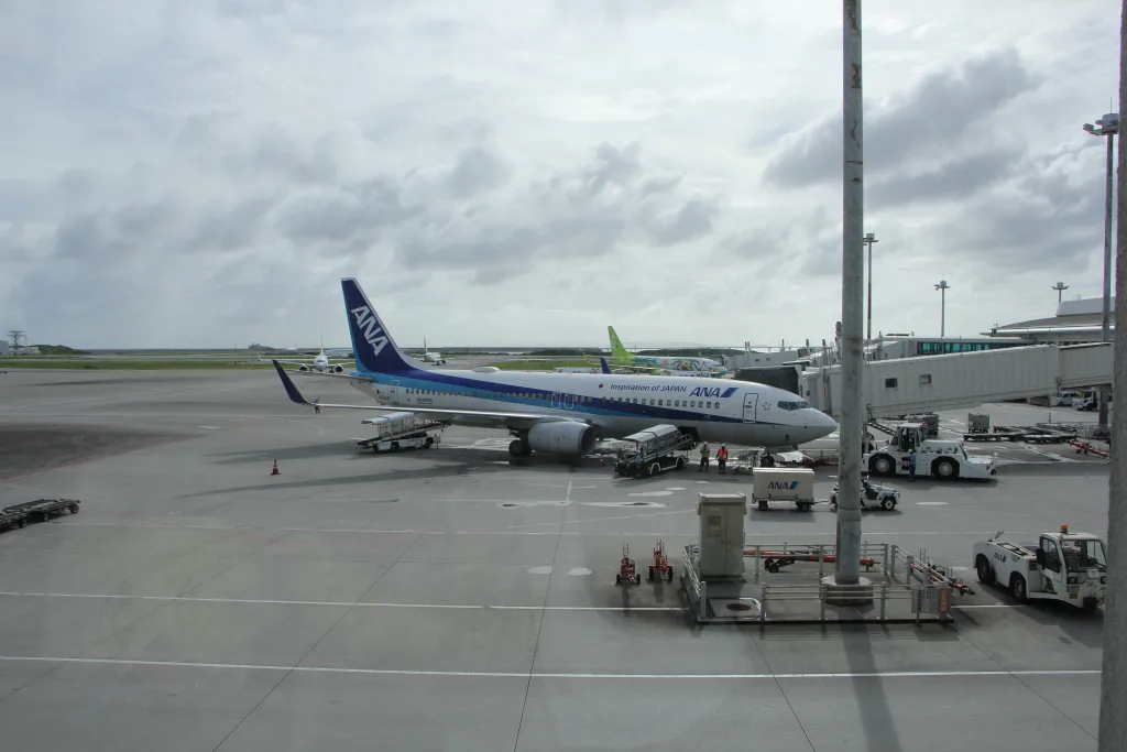 那覇空港に駐機中のANA旅客機
