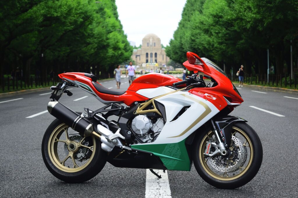 銀杏並木通りに停められたMV Agusta F3 Ago バイク