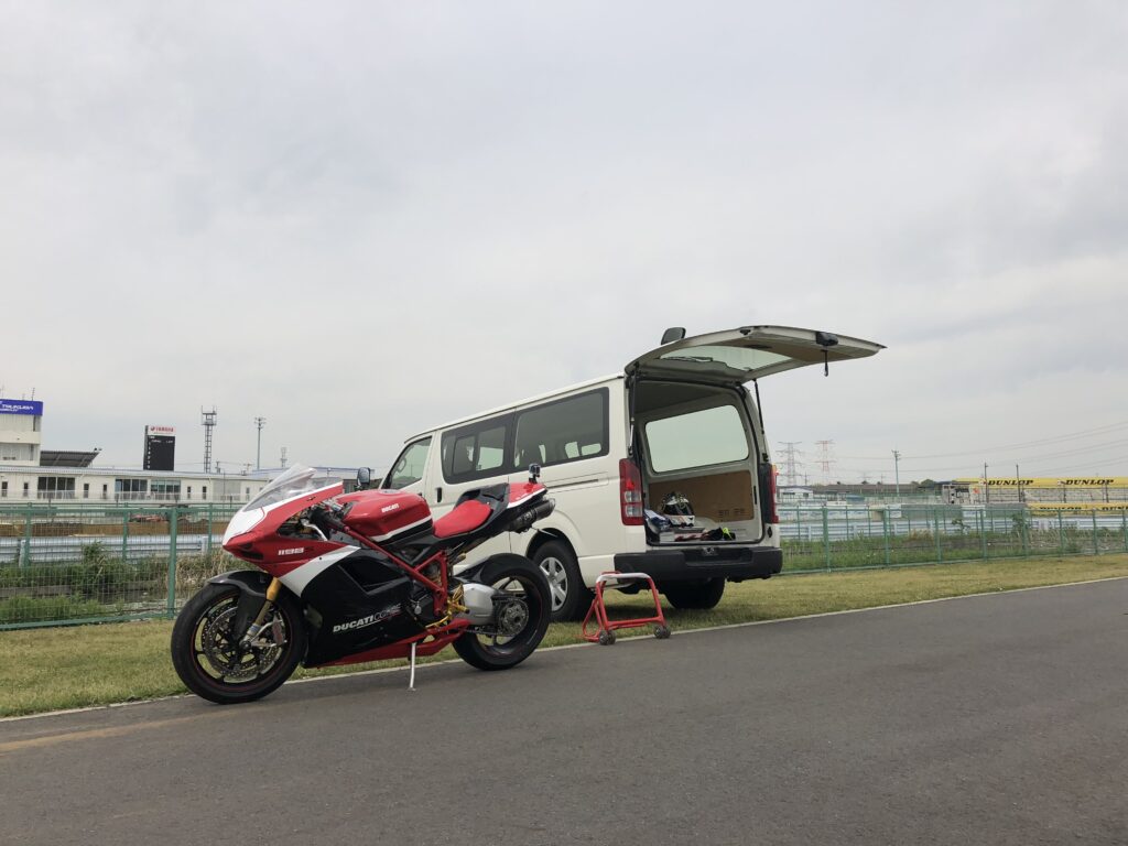 サーキットパドックで準備中のDucati 1199 Panigale S Corse