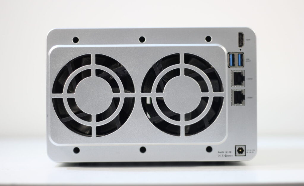 TerraMaster F4-423 NASの背面ポートとデュアル冷却ファン