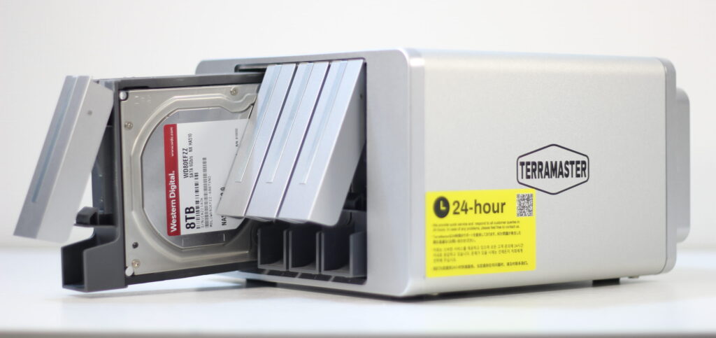TerraMaster F4-423にWestern Digital 8TB HDDを装着している様子