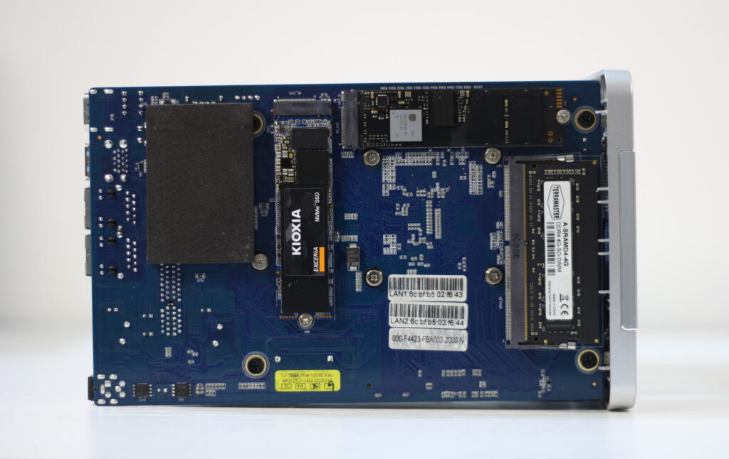 TerraMaster F4-423のマザーボードに装着されたKIOXIA製NVMe SSDとTranscend製メモリ