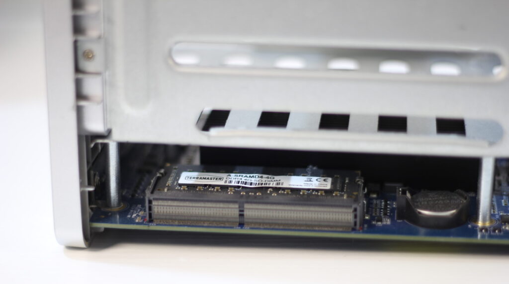TerraMaster F4-423内部のSO-DIMMスロットに装着された純正4GBメモリ