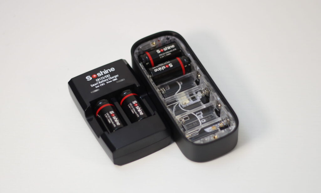 Soshineの充電器と充電式リチウム電池のセット