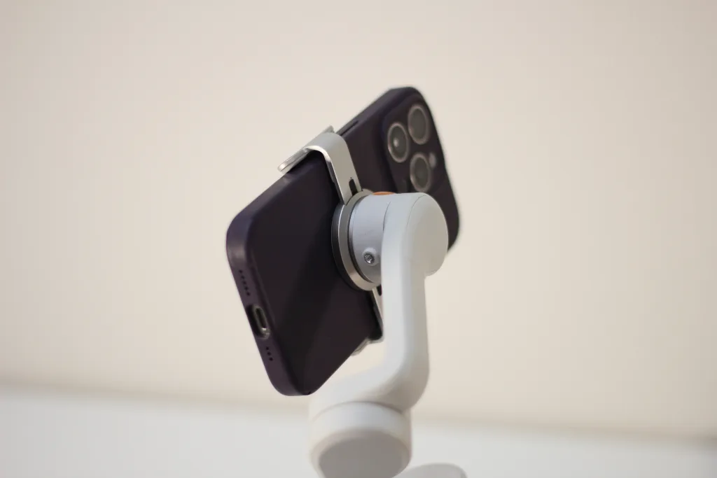 スマートフォンを取り付けた白いスマホ用ジンバル