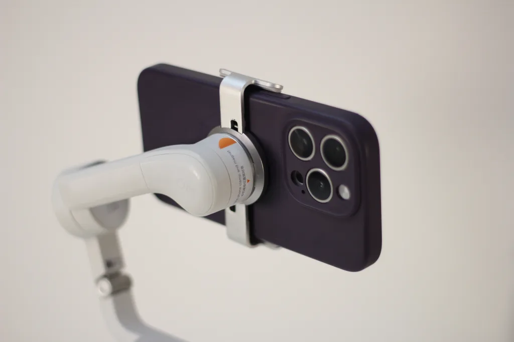 DJI Osmo Mobile 6に装着されたiPhone 15 Pro