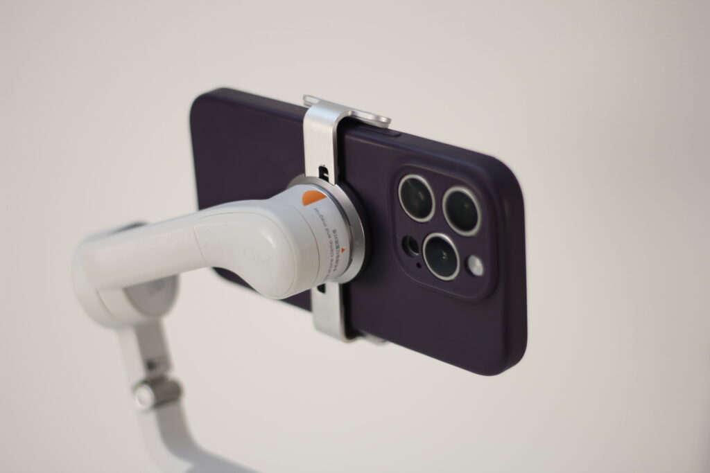 DJI Osmo Mobile 6に装着されたiPhone 15 Pro