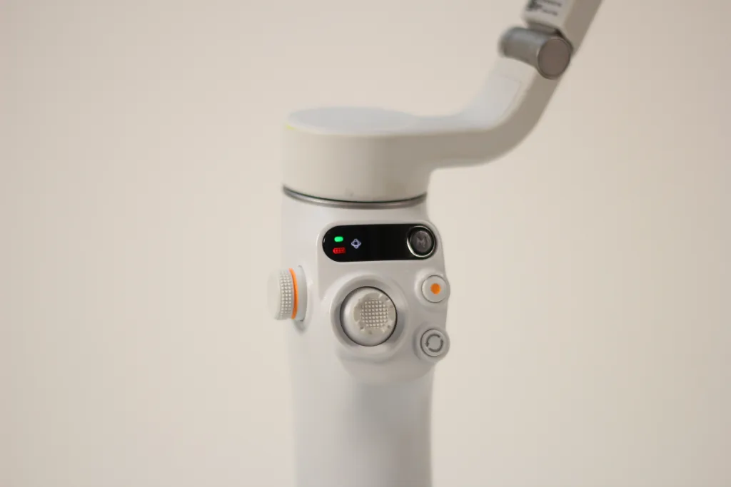 DJI Osmo Mobile 6のジョイスティックと操作ボタン部分のアップ