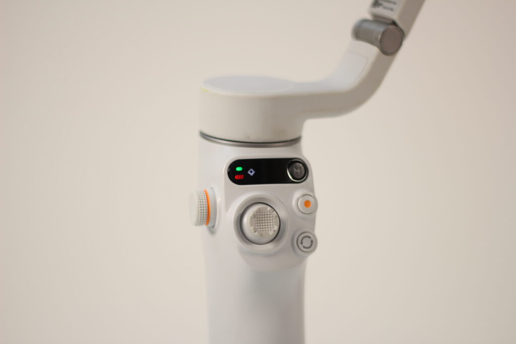 DJI Osmo Mobile 6のジョイスティックと操作ボタン部分のアップ