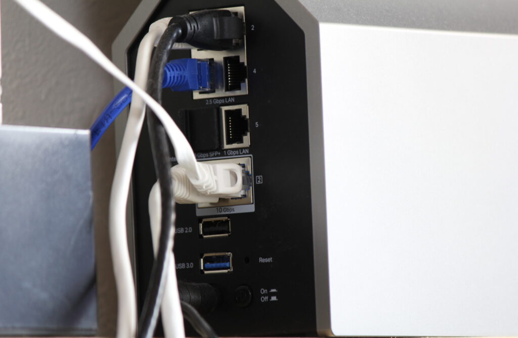 TP-Link BE900の背面ポート構成(2.5Gbps LAN, 10Gbps WAN/SFP+など)