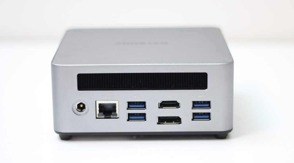 ミニPCの背面インターフェース(2.5Gbps LAN、USB、HDMI、DP端子搭載)