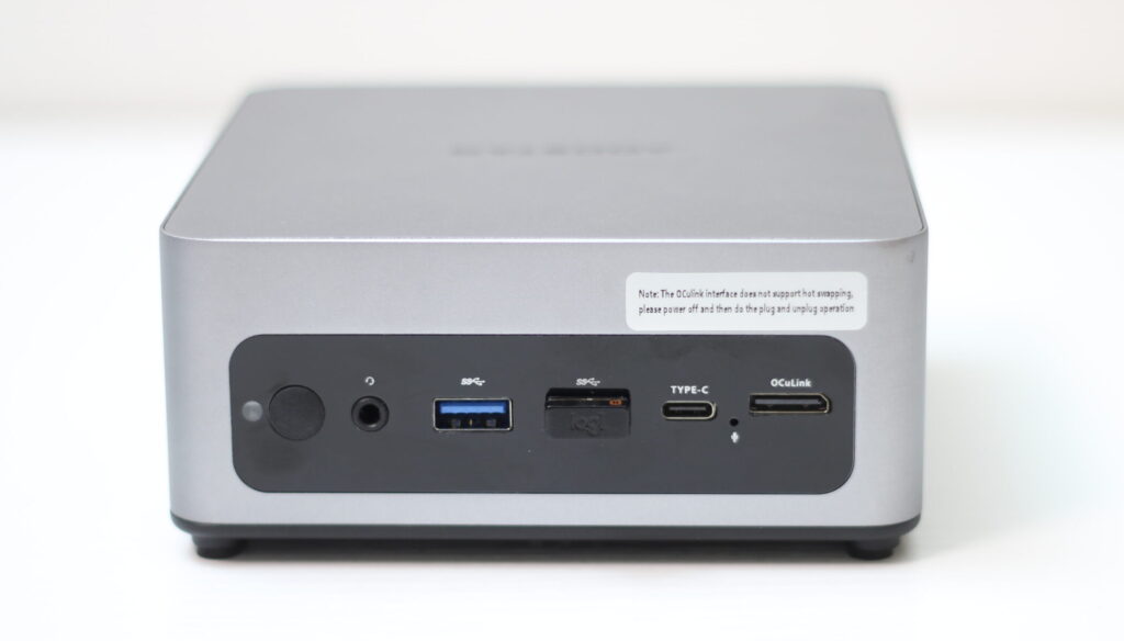 AOOSTARミニPCの前面ポート構成(Oculink・USB・Type-Cなど)