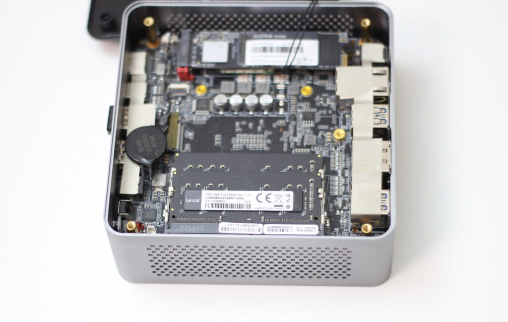 AOOSTARミニPCのメモリスロットに実装されたLexar DDR4メモリ