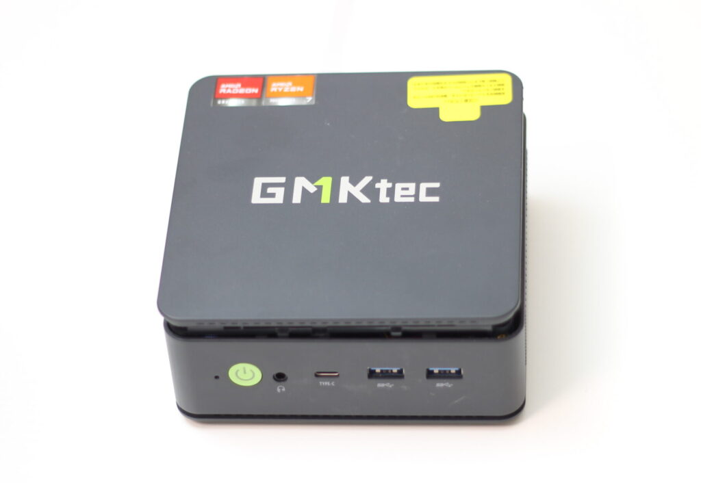 GMKtec製ミニPCの外観、Ryzen搭載モデルの正面ポートが確認できる