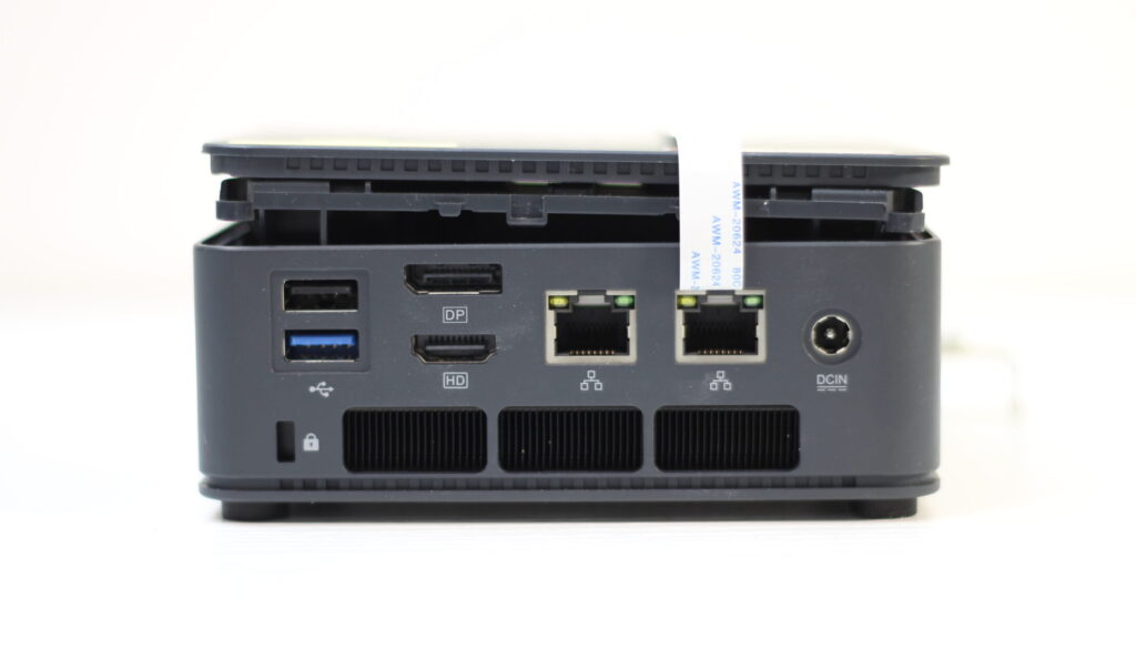 AOOSTARミニPCの背面インターフェースと開放されたトップカバー