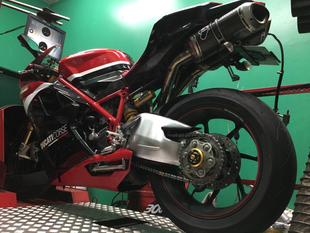 Ducati 1198Sがパワーチェック中の様子（シャーシダイナモ）