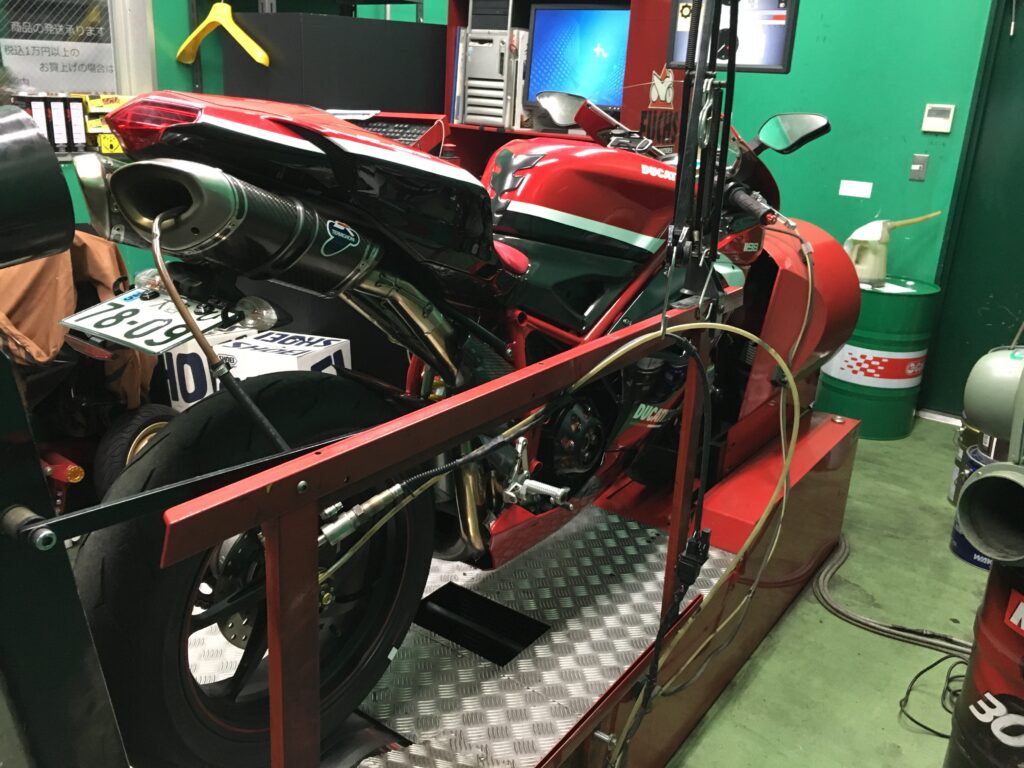 Ducati 1198Sのパワーチェック中の様子（埼玉・2りんかんにて）