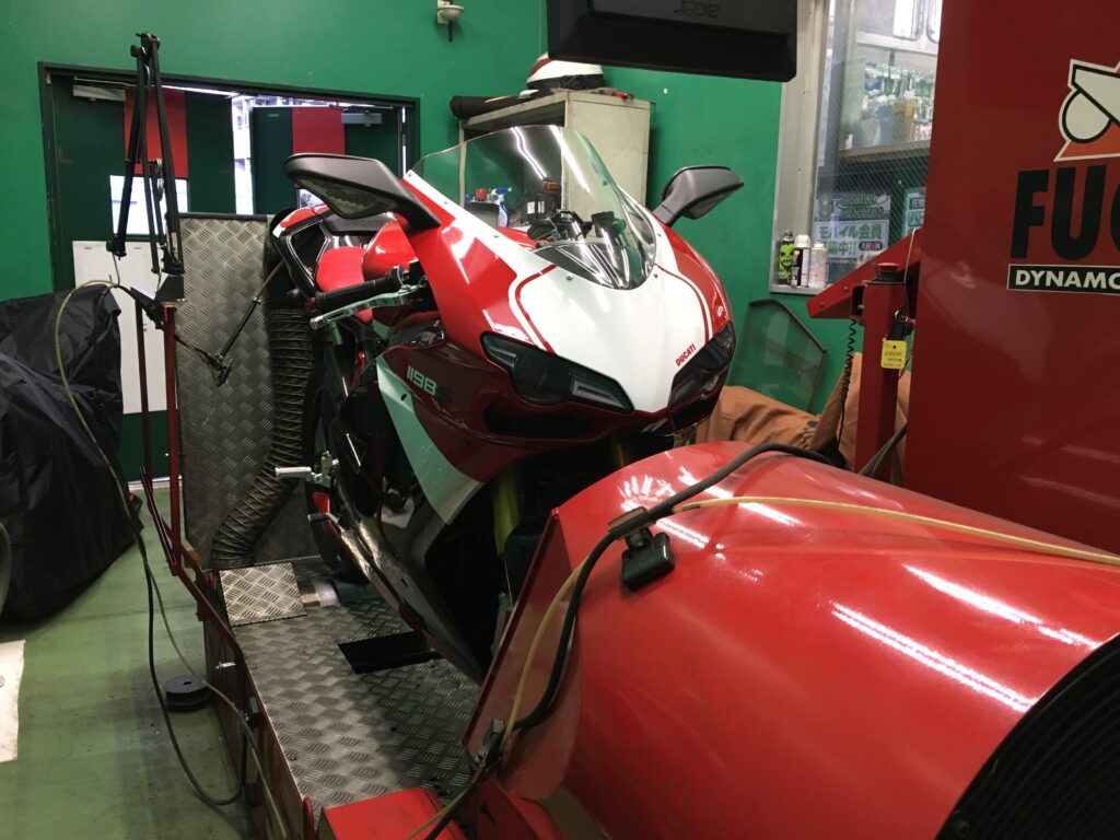 シャーシダイナモ上でパワーチェック中のDucati 1198S
