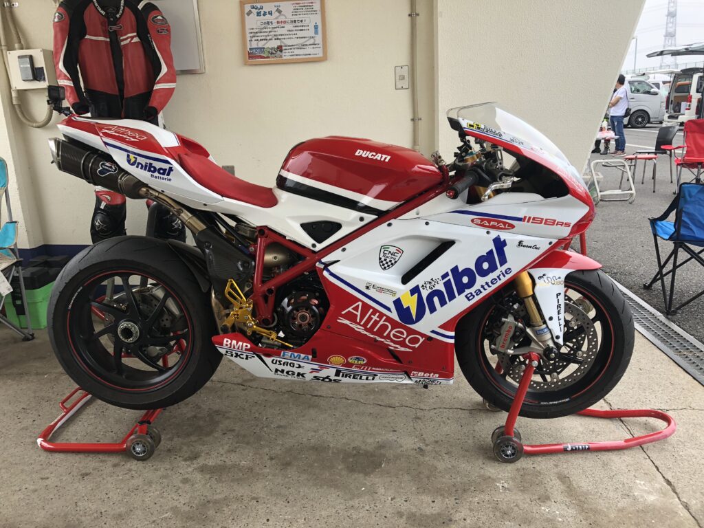 ピットにスタンバイされたDucati 1198Sレーサーとレーシングスーツ
