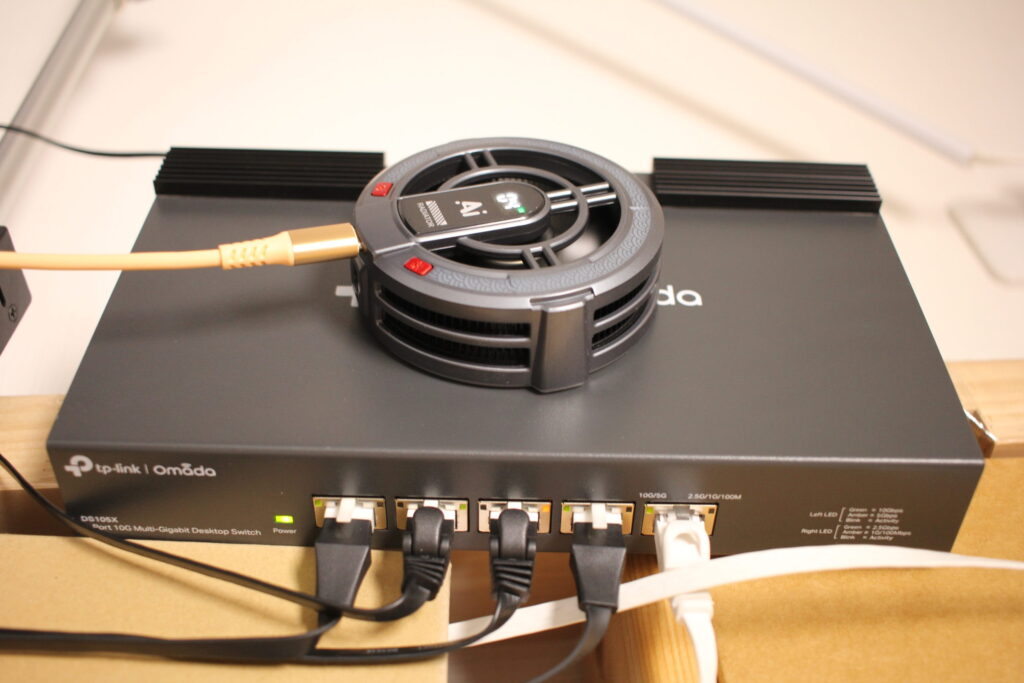 10G対応の5ポートスイッチと冷却ファンの設置写真（TP-Link Omada DS105X）