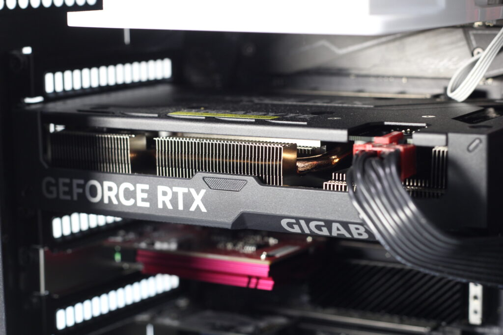 GIGABYTE製GeForce RTXグラフィックボードの内部設置写真