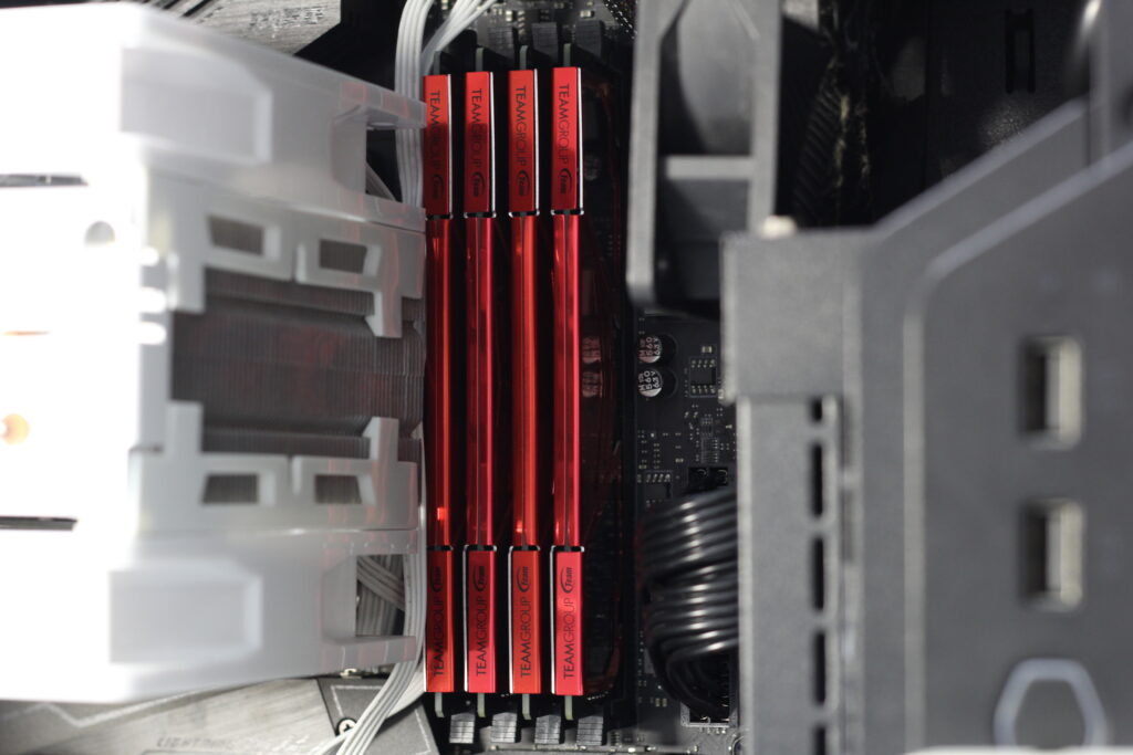 自作PCの内部構成。TEAMGROUP製ヒートスプレッダ付きメモリモジュール4枚が搭載されている。