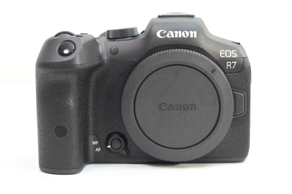 Canon EOS R7のカメラ本体 正面からの写真