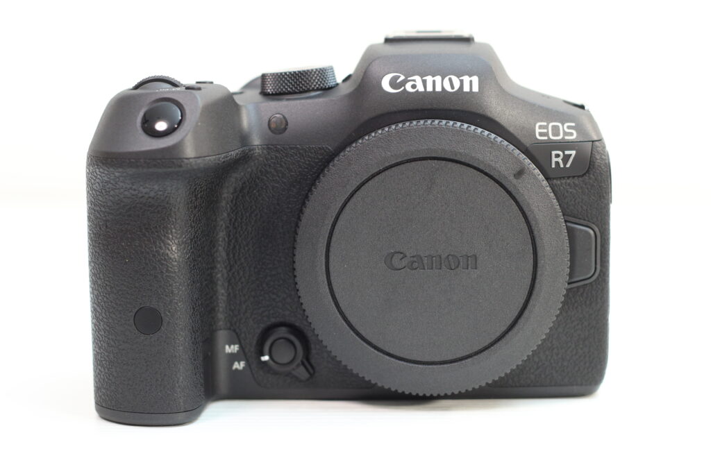 Canon EOS R7のカメラ本体 正面からの写真