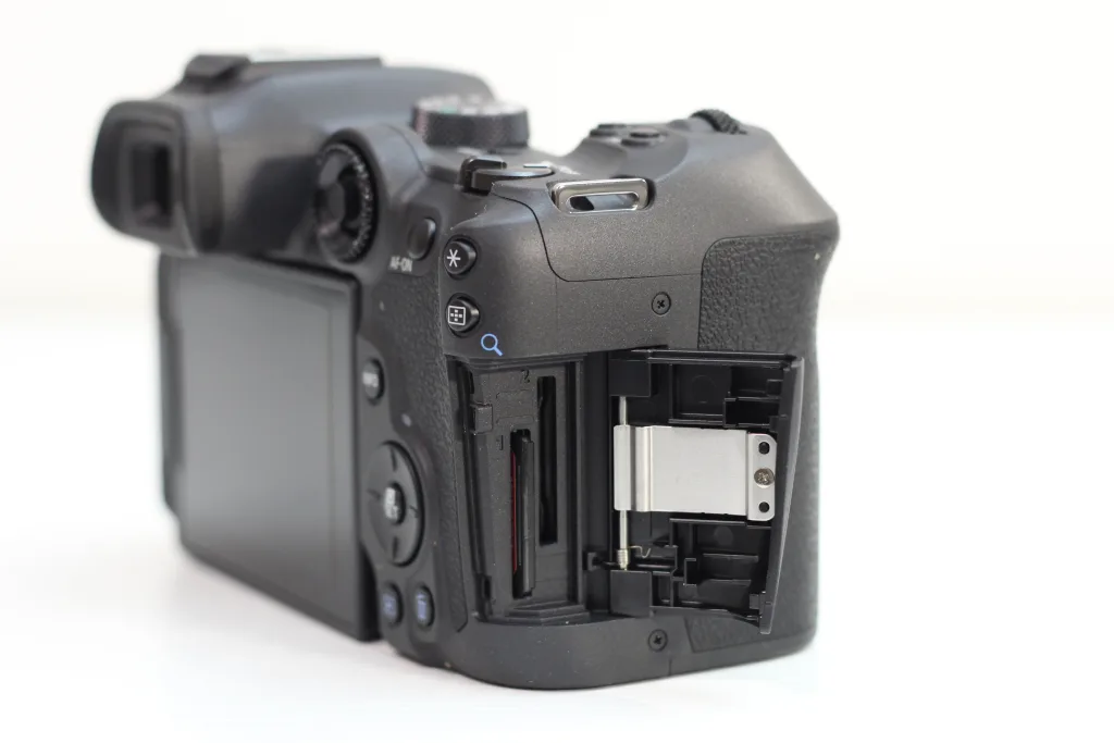 Canon EOS R7のメモリーカードスロットを開いた状態