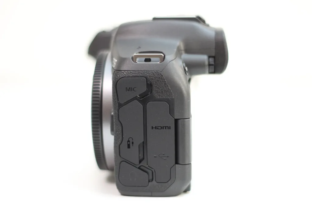 Canon EOS R7の左側面にある各種端子カバー(マイク、HDMI、USB、ヘッドホン)