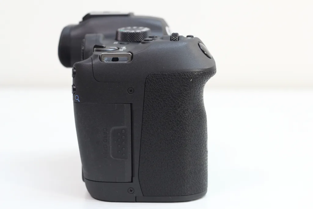 Canon EOS R7の側面、カードスロット部分の写真