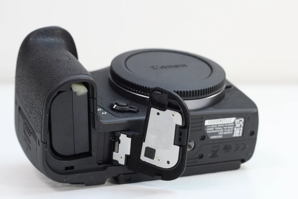 Canon EOS R7のバッテリー挿入部を開いた状態