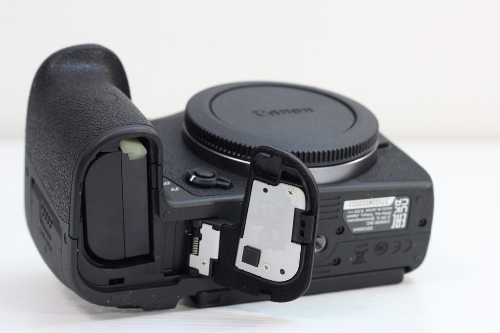 Canon EOS R7のバッテリー挿入部を開いた状態