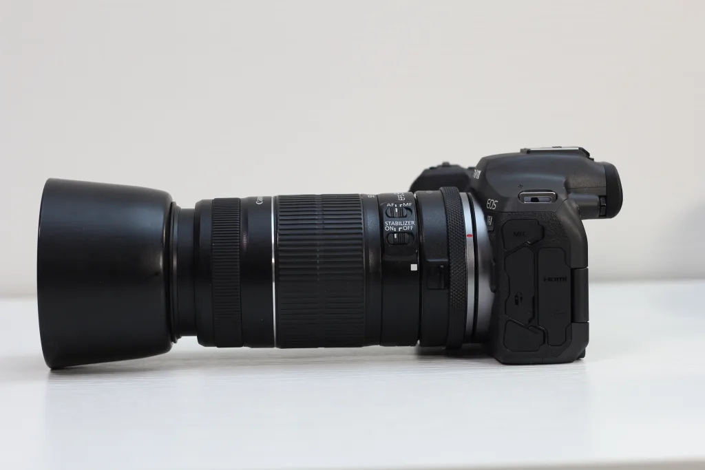 Canon EOS R7にEFSレンズをRFマウントアダプター経由で装着した横からの写真
