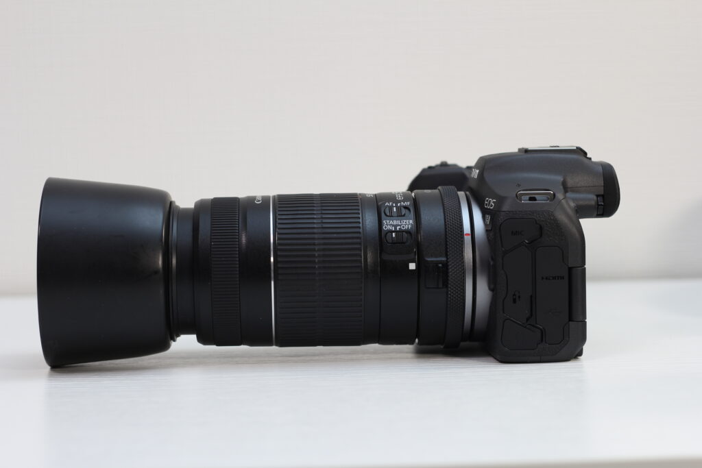 Canon EOS R7にEFSレンズをRFマウントアダプター経由で装着した横からの写真