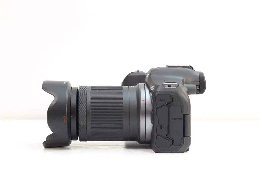 Canon EOS R7にRFレンズを装着した状態の側面写真