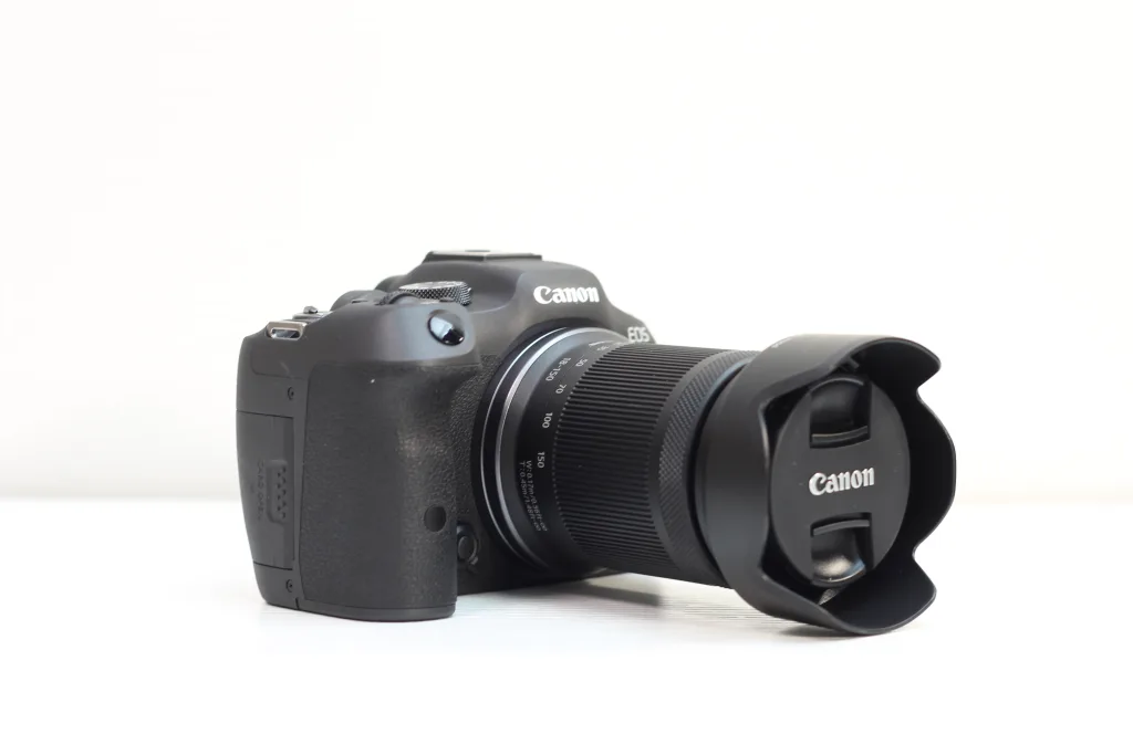 Canon EOS R7と18-150mmズームレンズ(レンズフード装着)