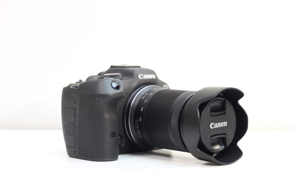 Canon EOS R7と18-150mmズームレンズ（レンズフード装着）