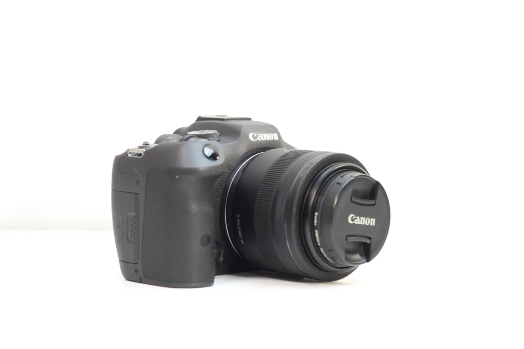 CanonのミラーレスカメラとRFレンズの装着状態を写した写真