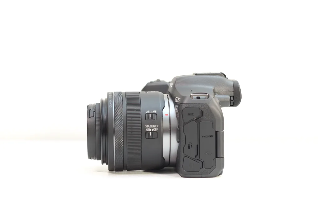 Canon EOS R7にRF 35mm単焦点を装着したカメラの側面