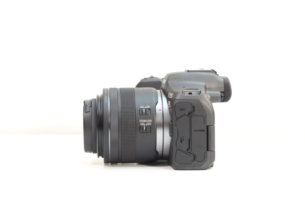 Canon EOS R7にRF 35ｍｍ単焦点を装着したカメラの側面