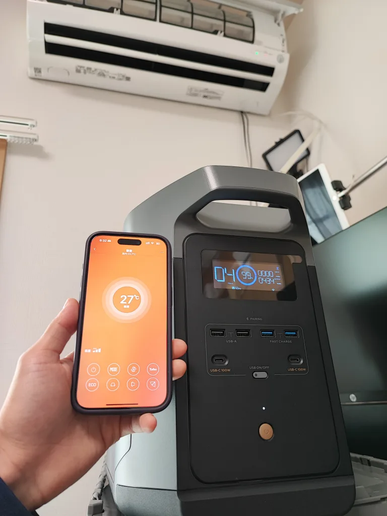 EcoFlowポータブル電源とスマートフォンアプリで設定された27度の暖房。エアコンと電源の使用状況を確認中。