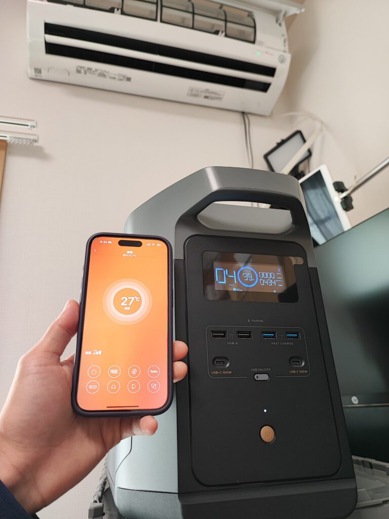 EcoFlowポータブル電源とスマートフォンアプリで設定された27度の暖房。エアコンと電源の使用状況を確認中。