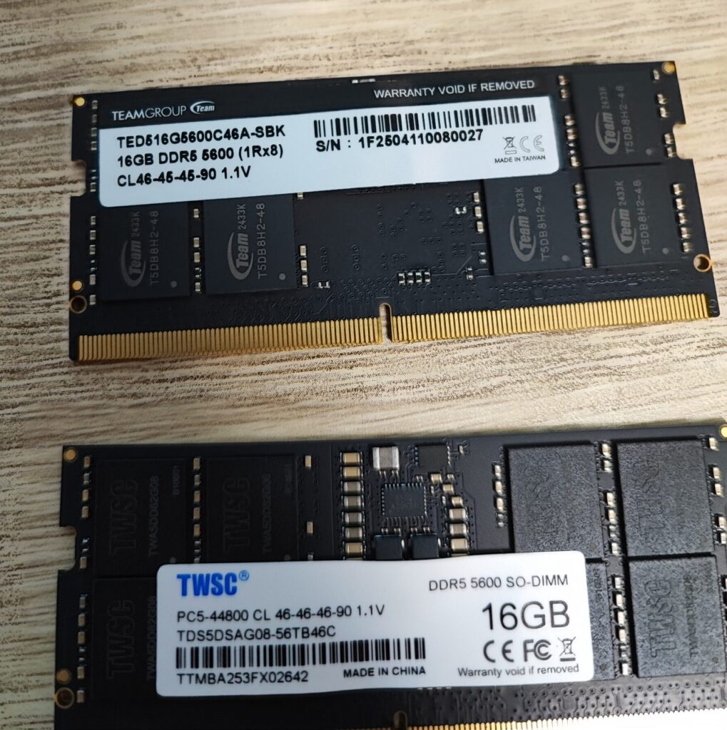 TeamGroupとTWSCのDDR5 5600MHz SO-DIMMメモリ16GBを並べた比較写真