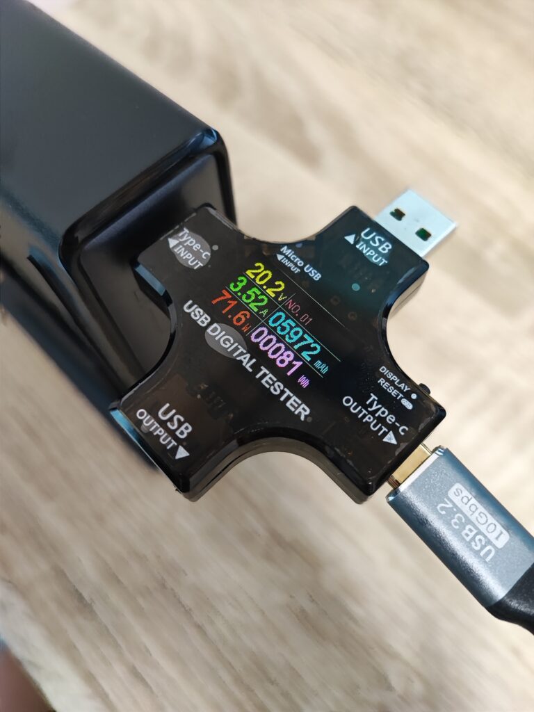 USBテスターでUGREEN 200W充電器の出力電力を測定している様子。Type-Cケーブルが接続され、リアルタイムで電流・電圧が表示されている。