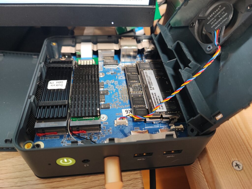 GMKtec NucBox K6の内部構造。M.2 SSD、DDR5メモリ、冷却用ヒートシンクとファンが確認できる